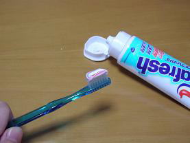 歯ブラシの縦幅に沿って歯磨き粉を乗せる